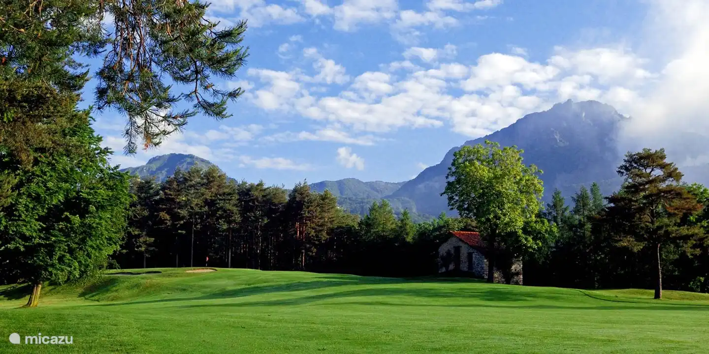 El club de golf Menaggio &amp; Cadenabbia se encuentra cerca de Menaggio, a medio camino del lago de Como. Este campo de golf tiene 18 hoyos y está abierto de marzo a noviembre.