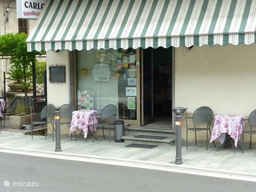 Bar Carlo, donde Beppe e Isa son los dueños, acogedor café antiguo con terraza. ¡También para un pequeño desayuno, deliciosos sándwiches y deliciosos helados!