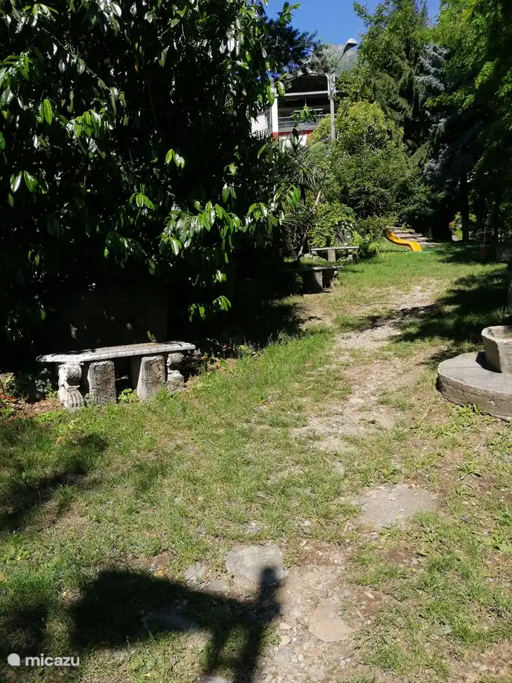 Zona de juegos para los más pequeños. También hay algunas barbacoas públicas para que todos las utilicen. 