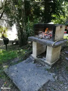 También hay barbacoas públicas cerca de su apartamento, que pueden ser utilizadas por todos. Agradable a la sombra de los árboles, buena comida con el sonido de la cascada del río de montaña Seria de fondo.