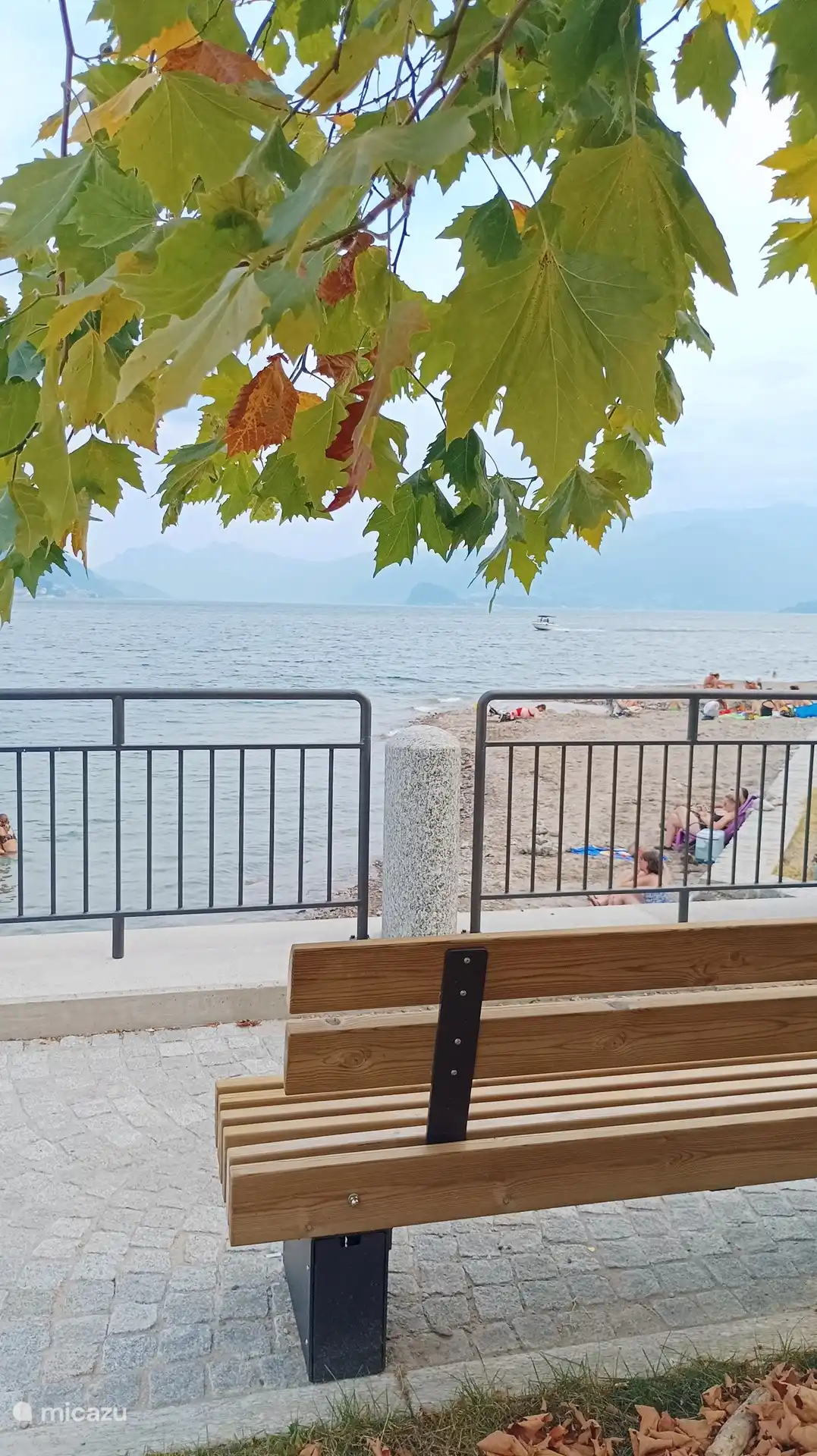 No en la playa, también se puede contemplar el lago de Como en los bonitos bancos