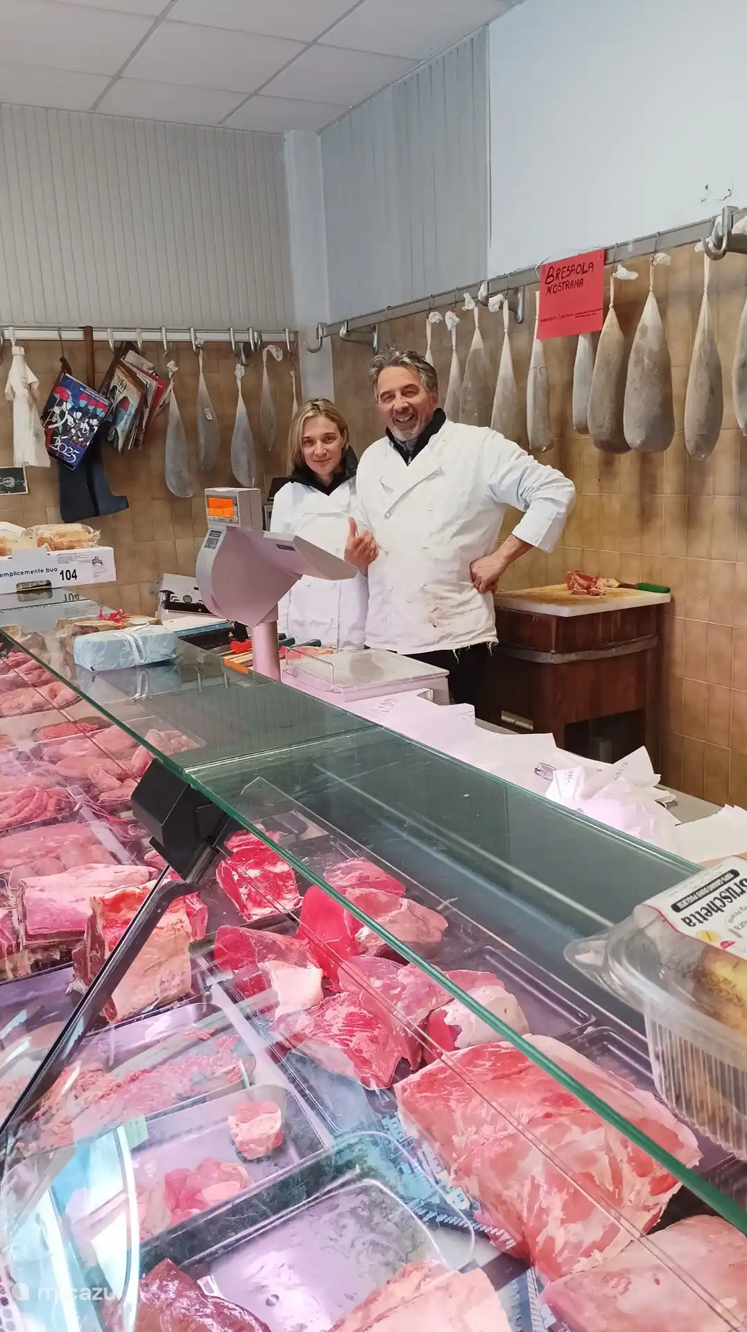 La carnicería Edo siempre está ahí para ti, además de productos cárnicos, también venden panecillos frescos, leche, mantequilla y salsas para todos