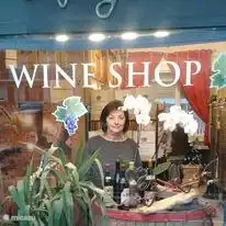 En Rosanna, a 5 minutos a pie, podrás degustar y comprar los mejores vinos a buen precio.