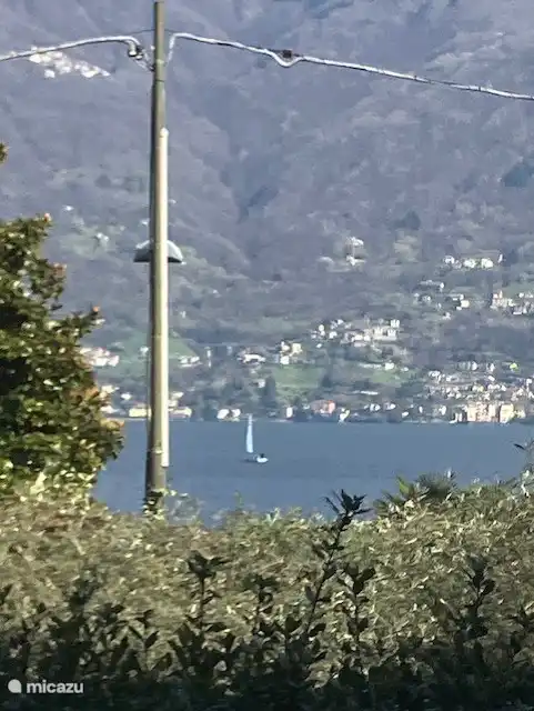 Qué hermosa vista sobre el lago de Como, desde grandes alturas.