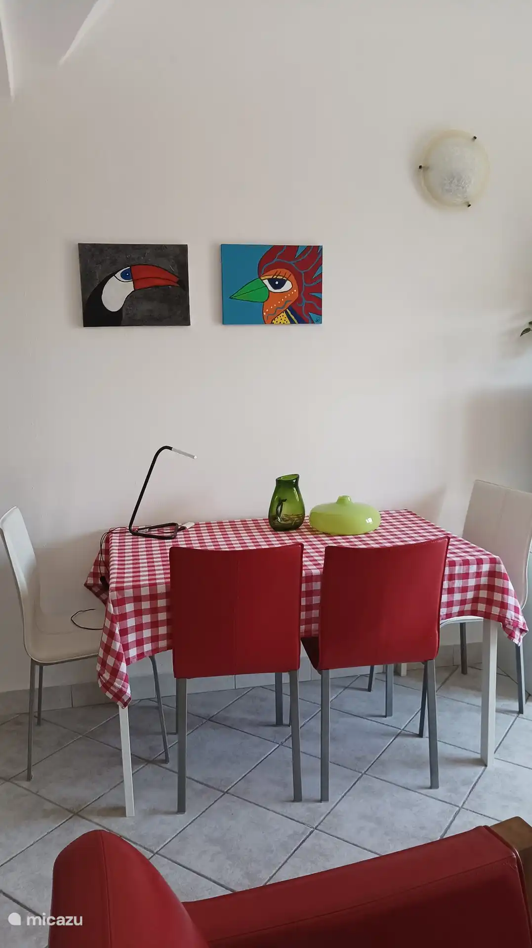 Amplia mesa de comedor con 4 sillas de comedor de cuero.