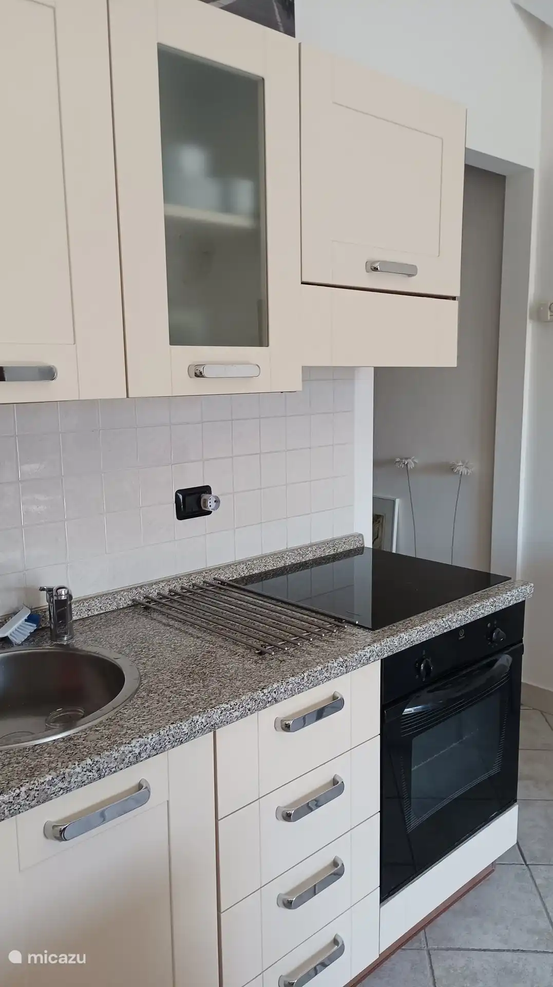 No te apetezca ir a un restaurante, aquí puedes cocinar tú mismo. También hay un horno eléctrico