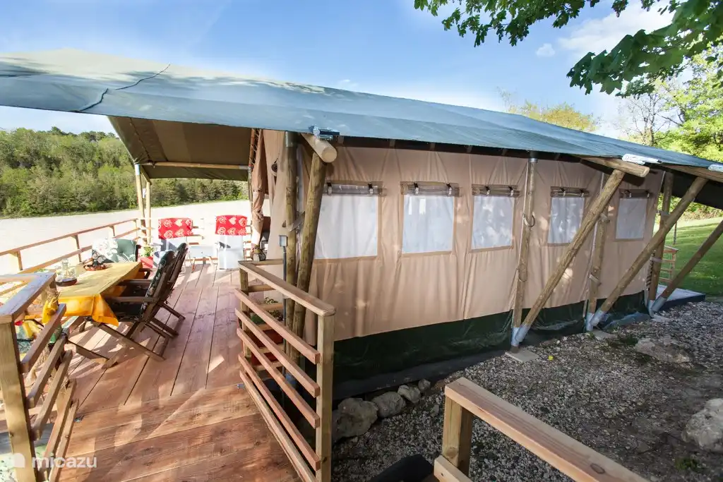 Richting achter terras