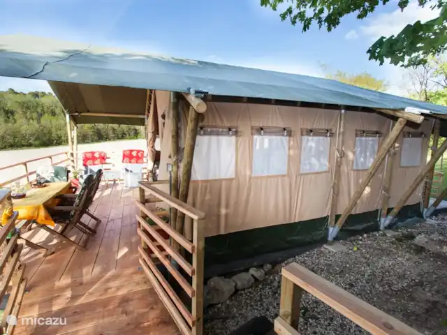 Glamping La Rose en Francia, Dordoña, Celles - camping de lujo / yurta / tienda safari Dirección detrás de la terraza