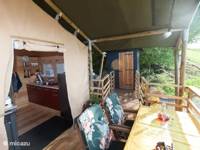 Glamping La Rose en Francia, Dordoña, Celles - camping de lujo / yurta / tienda safari Mesa de comedor en la terraza delantera