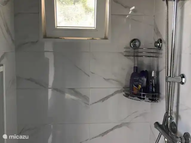 Glamping La Rose en Francia, Dordoña, Celles - camping de lujo / yurta / tienda safari baño
