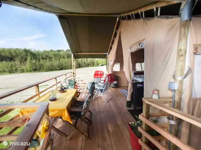 Glamping La Rose en Francia, Dordoña, Celles - camping de lujo / yurta / tienda safari Para terraza