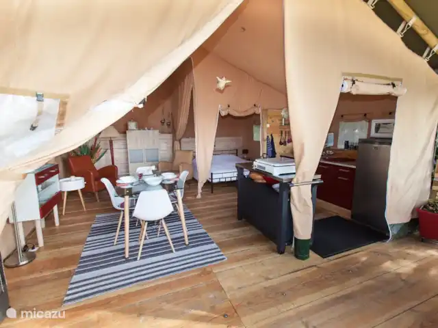 Glamping La Rose en Francia, Dordoña, Celles - camping de lujo / yurta / tienda safari Interior completo