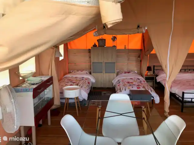 Glamping La Rose en Francia, Dordoña, Celles - camping de lujo / yurta / tienda safari Alojamiento para 4 personas