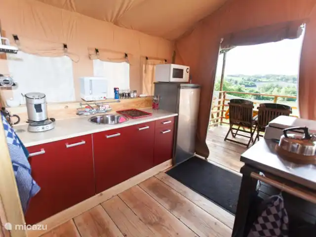 Glamping La Rose en Francia, Dordoña, Celles - camping de lujo / yurta / tienda safari Cocina totalmente equipada