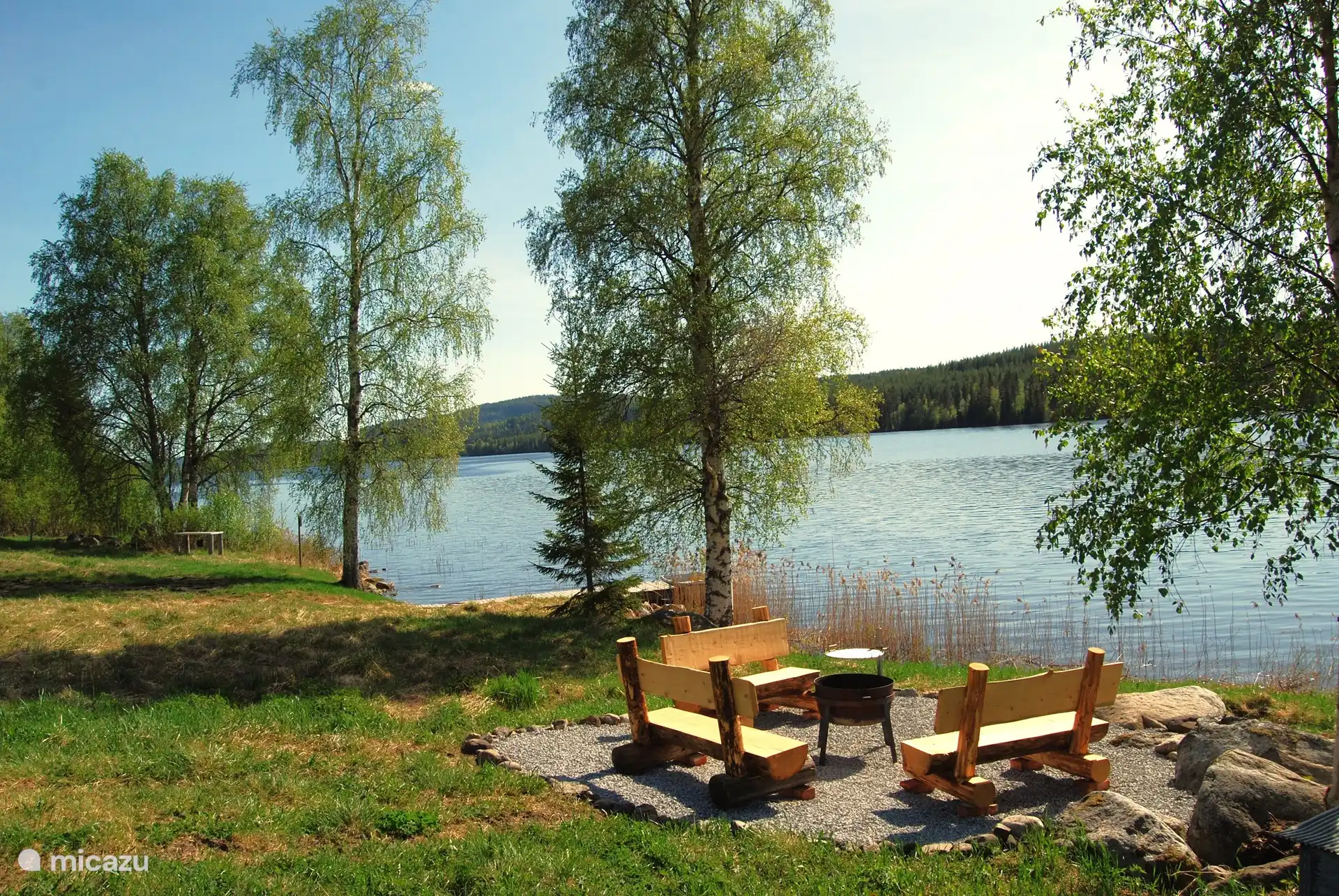 El pozo de fuego junto al lago