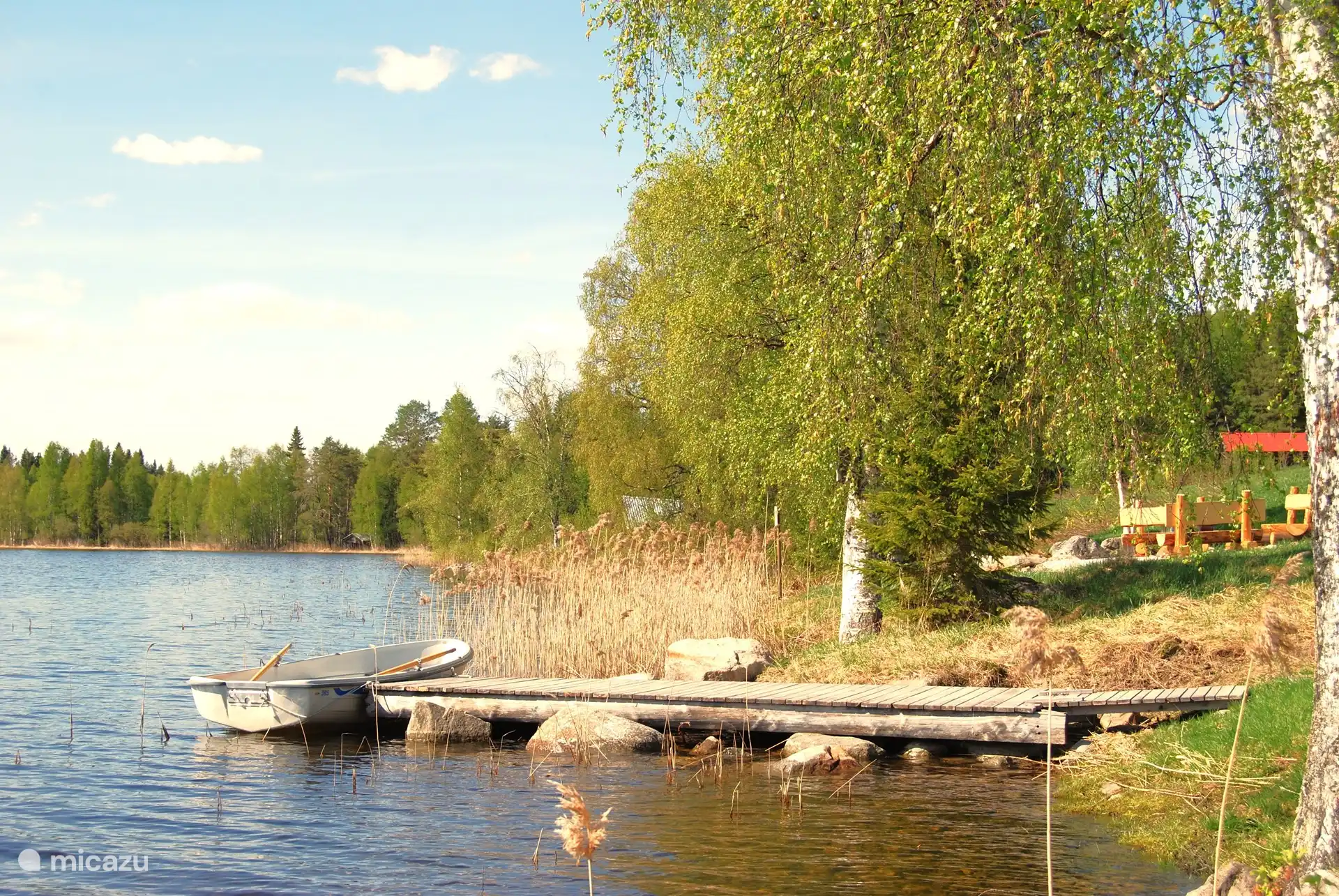 El embarcadero y el bote de remos.