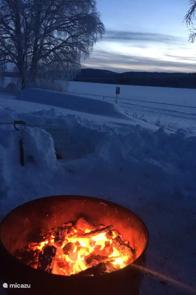 El pozo de fuego junto al lago