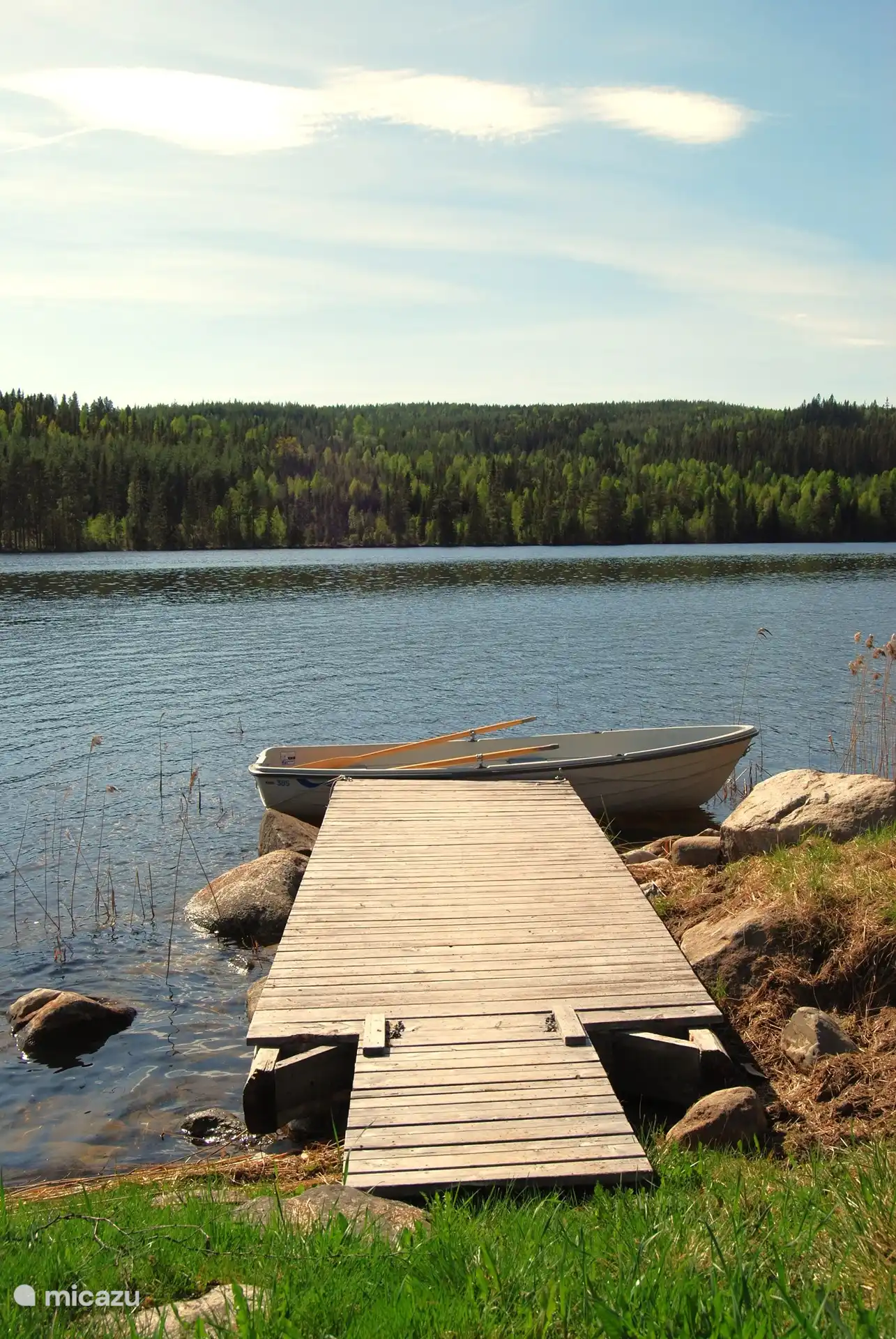 El embarcadero y el bote de remos.