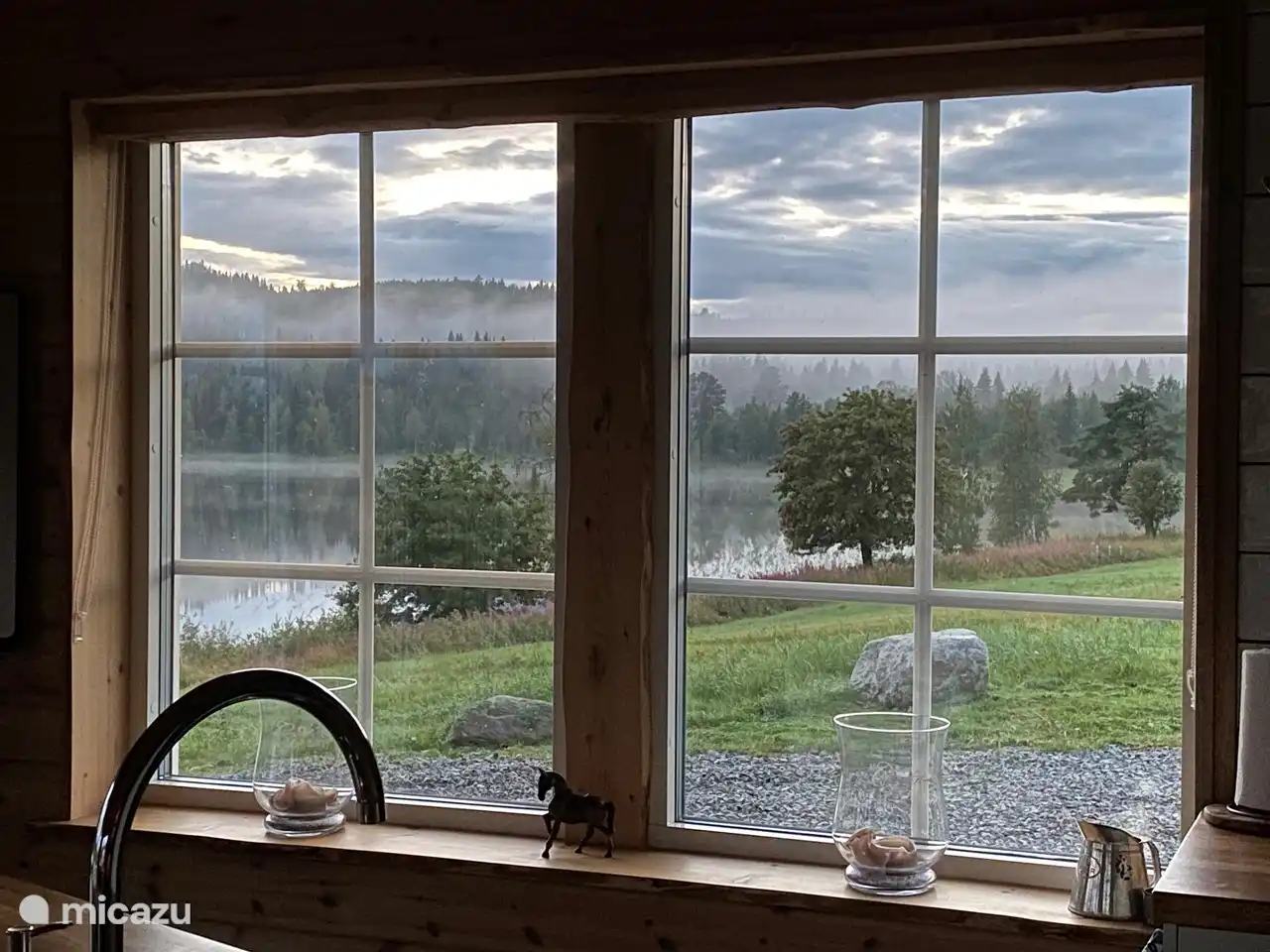 Vista de la mañana de otoño desde la ventana de la cocina