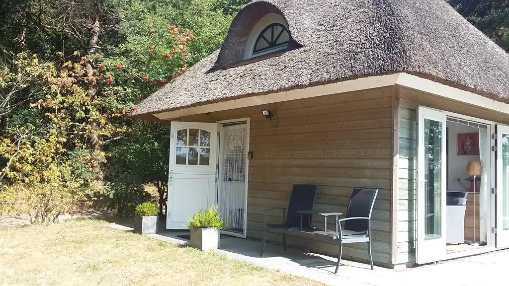 Die Seite des Hauses mit der Haustür und den Terrassentüren.