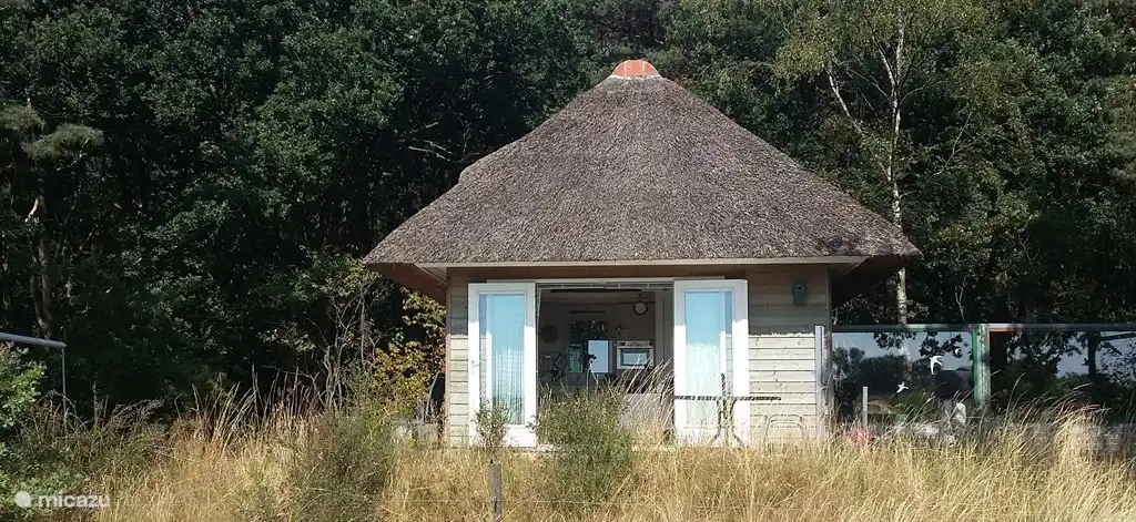 Die Vorderseite des Hauses mit freiem Blick auf Wiesen, wo Sie regelmäßig ein Reh entdecken können.