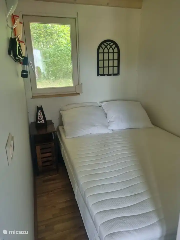 Das Schlafzimmer mit einem Doppelbett