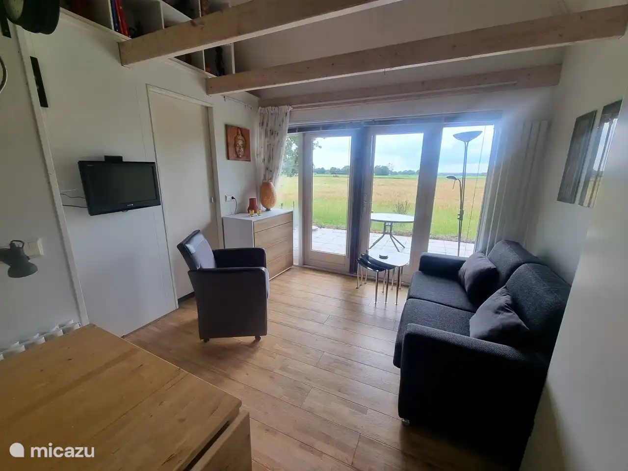 Wohnzimmer mit Terrassentüren zur Terrasse