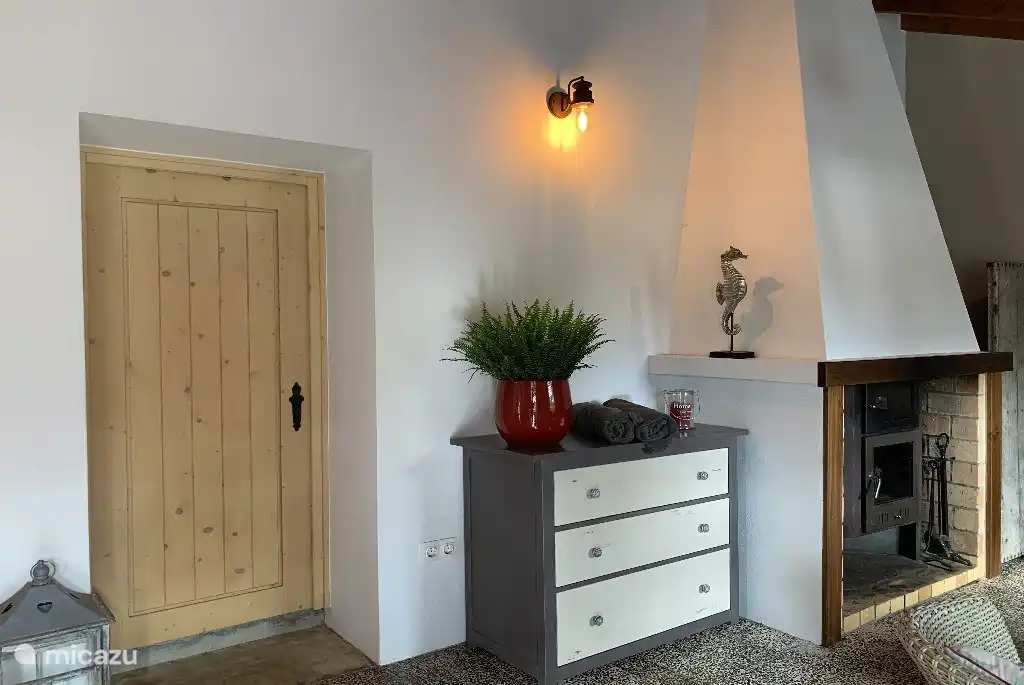 Wohnzimmer mit Holzofen für die Wintermonate.