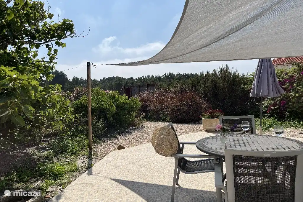 Ruhige Terrasse mit Privatsphäre.