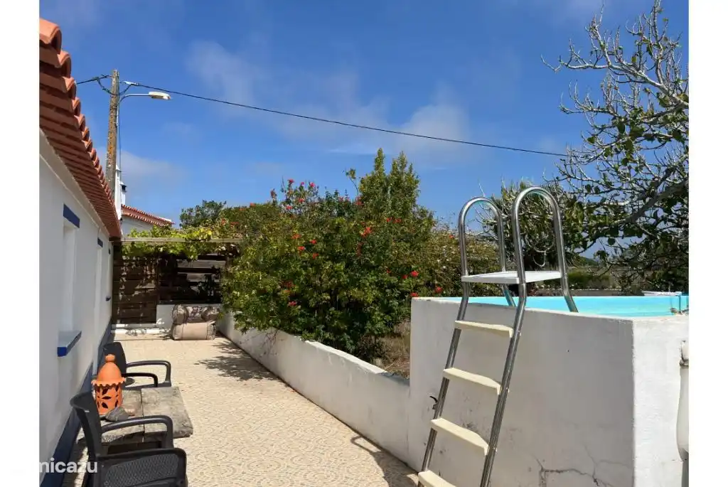 Terrasse mit Sonne und Schatten.