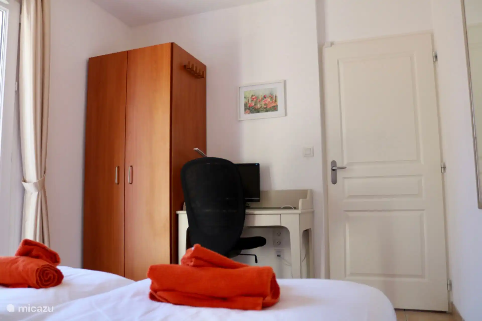 Deuxième chambre au rez-de-chaussée avec petit bureau