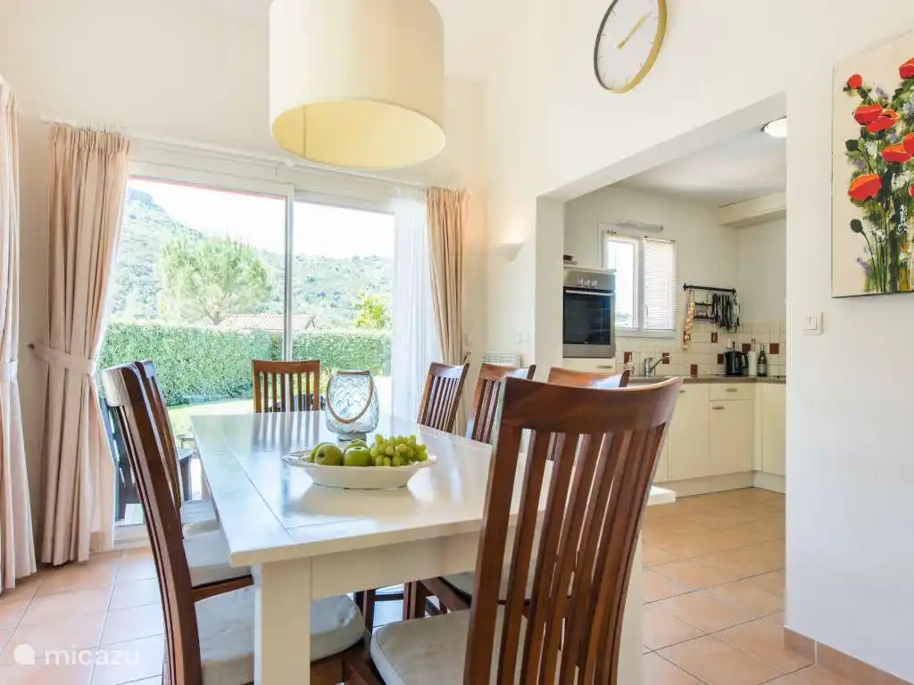 Salle à manger avec connexion à la cuisine ouverte