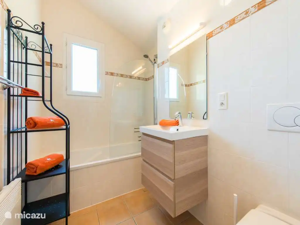 Deuxième salle de bain avec baignoire, lavabo et deuxième toilette au premier étage