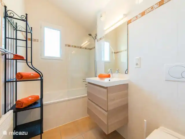 Villa Avalon | France, Ardèche, Vallon-Pont-d'Arc - villa Deuxième salle de bain avec baignoire, lavabo et deuxième toilette au premier étage