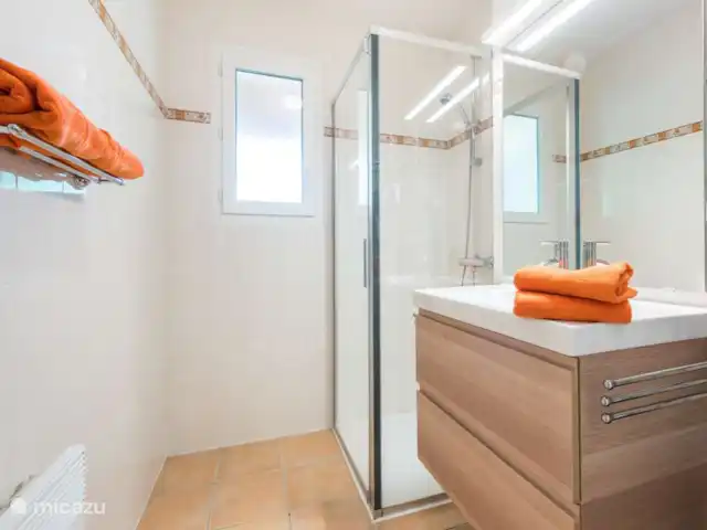Villa Avalon | France, Ardèche, Vallon-Pont-d'Arc - villa Salle de bain au rez-de-chaussée avec douche et lavabo