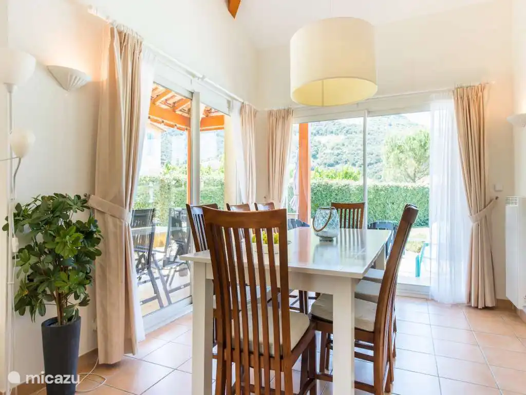 Portes coulissantes sur deux côtés vers la terrasse et le jardin