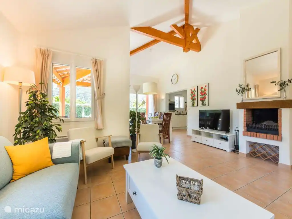 Salon spacieux et cuisine ouverte