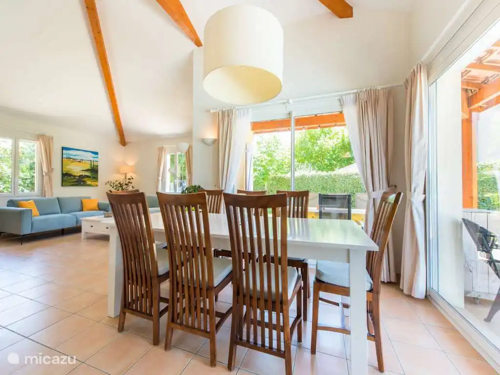 Salle à manger pour 8 personnes