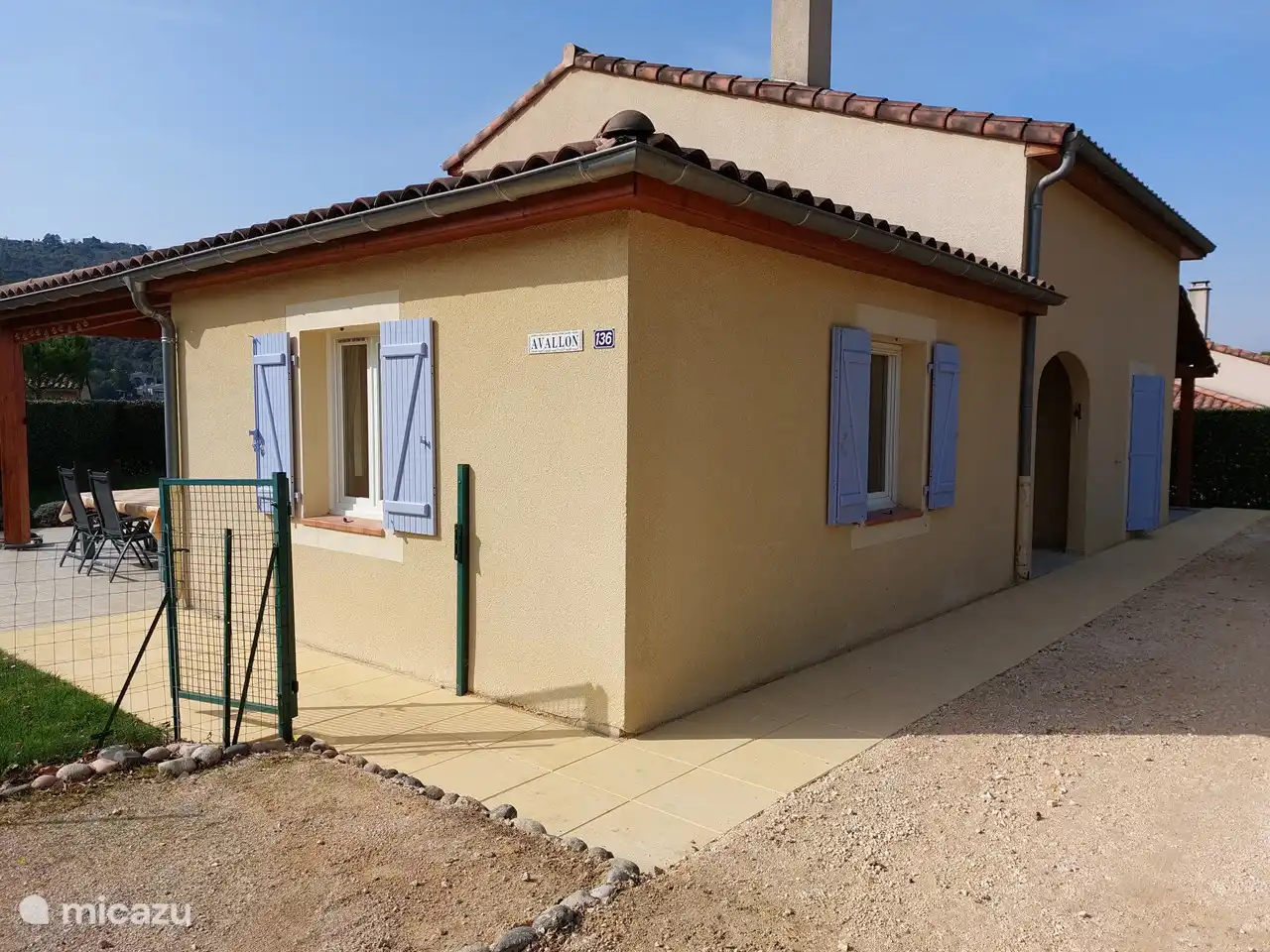 Chemin de tuiles de la terrasse à la porte d'entrée et au débarras
