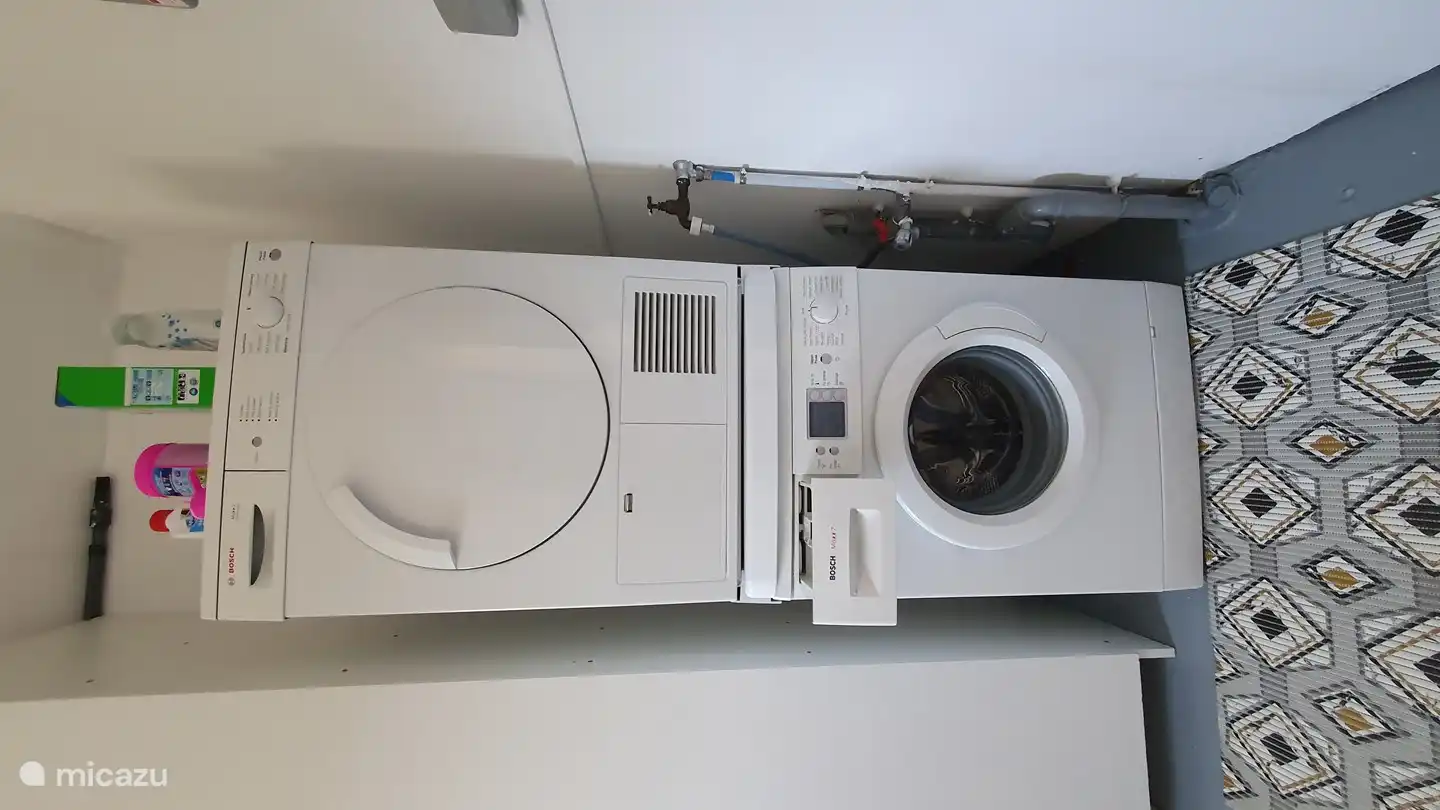 Lave-linge et sèche-linge dans débarras