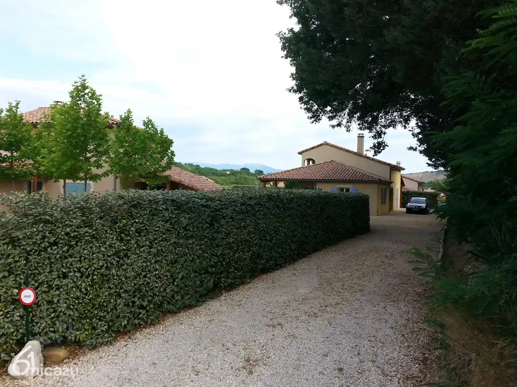 L'allée menant à la villa Avallon offre de nombreuses places de parking