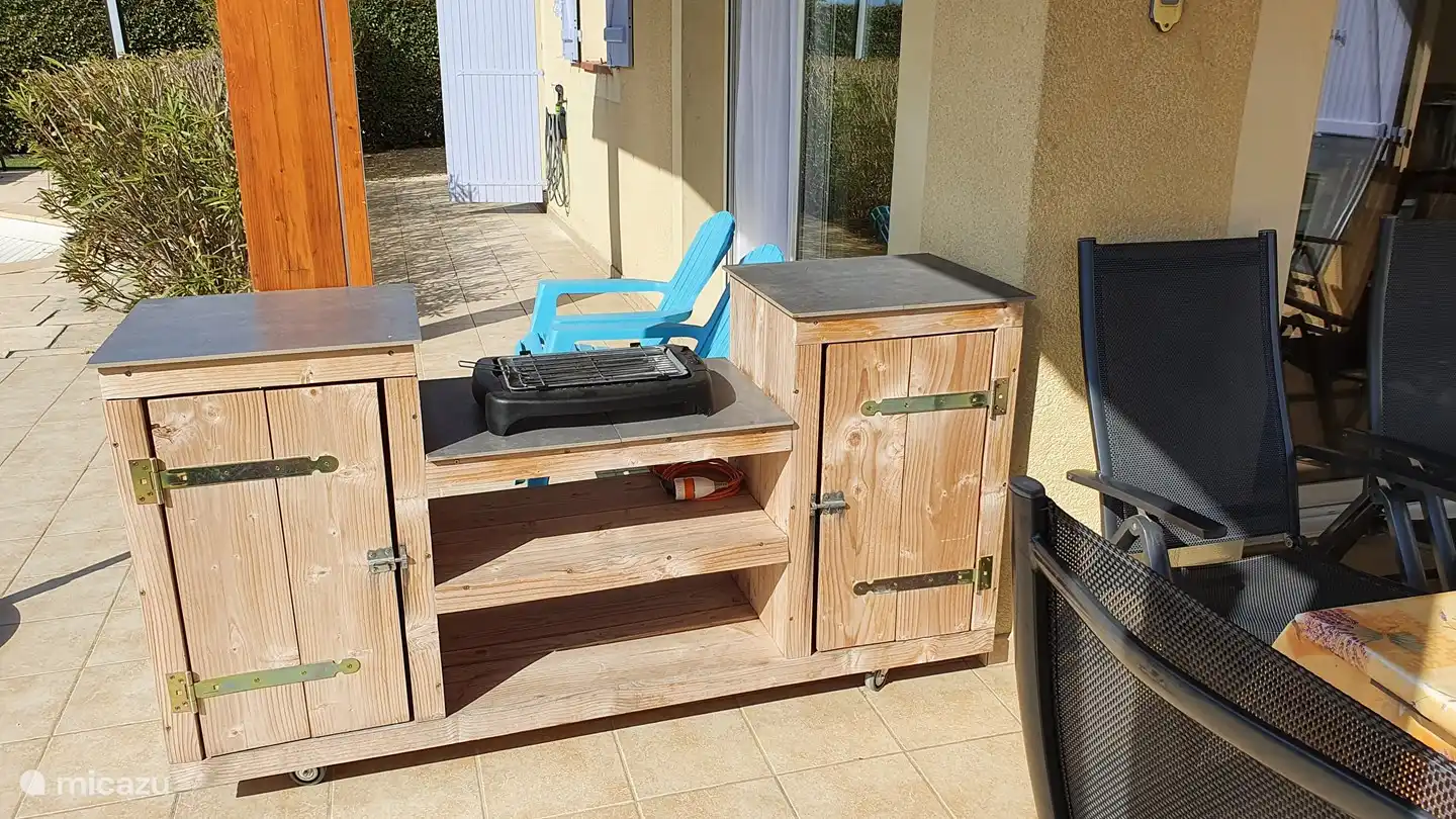 Mobilier mobile avec barbecue électrique