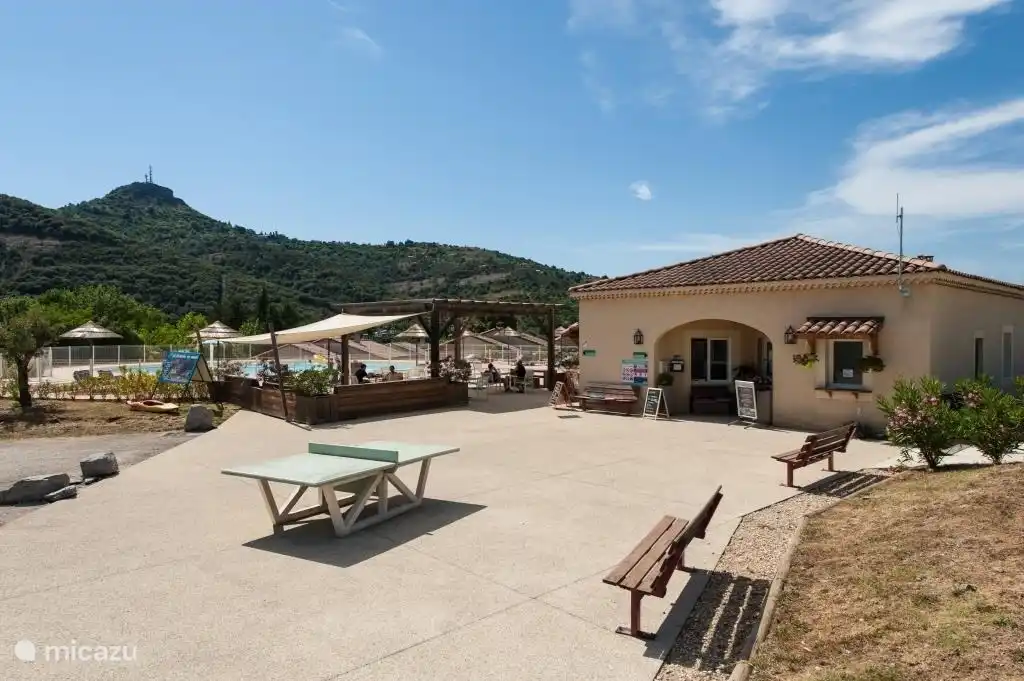 Bâtiment d'accueil et piscine au Domaine