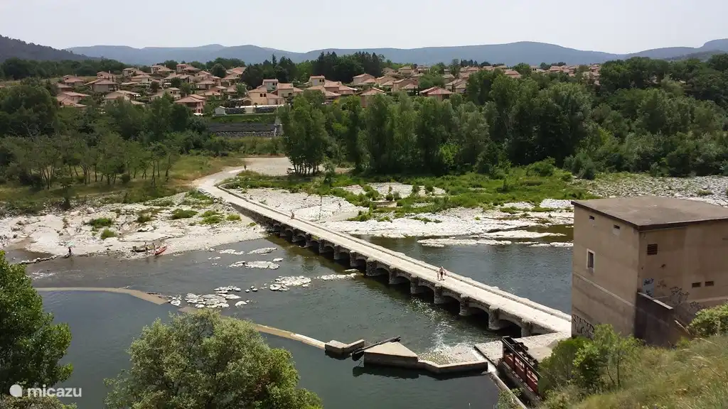 Vue sur le Domaine et le pont sur la rivière
