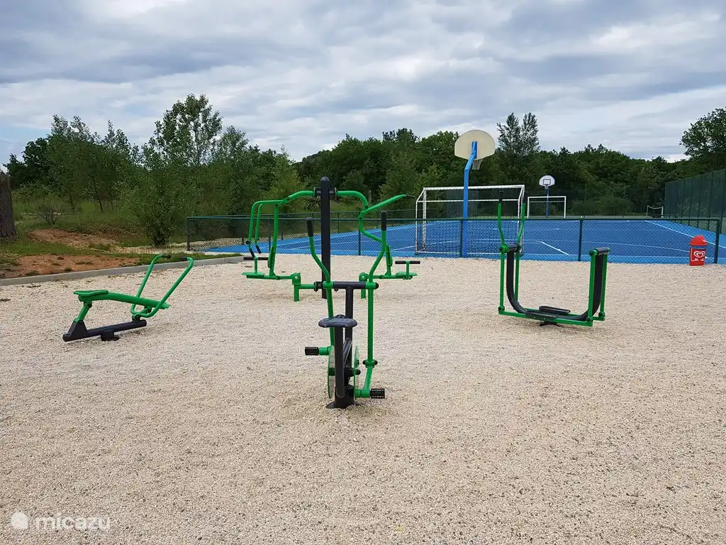 Appareils de fitness sur les terrains de sport