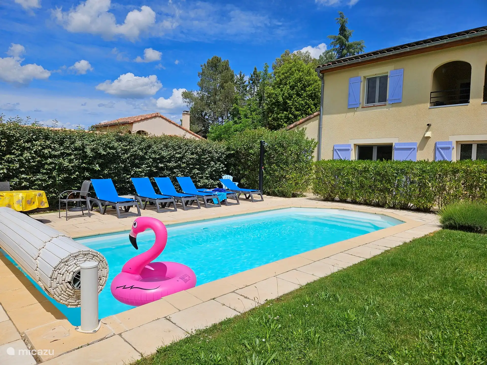 Nouveaux transats à côté de la piscine