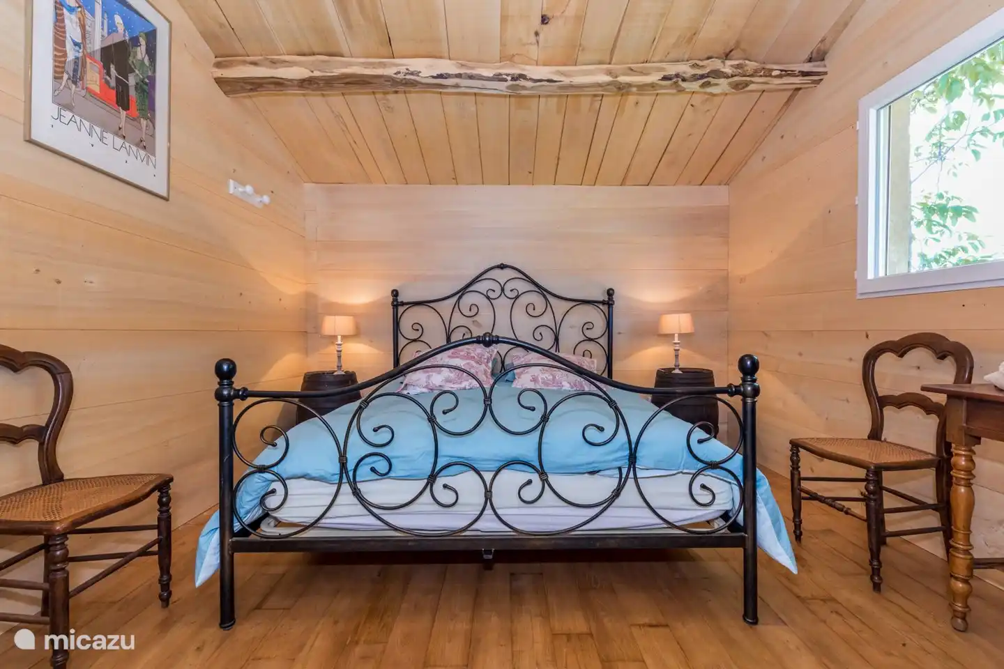 Das Schlafzimmer mit einem Doppelbett