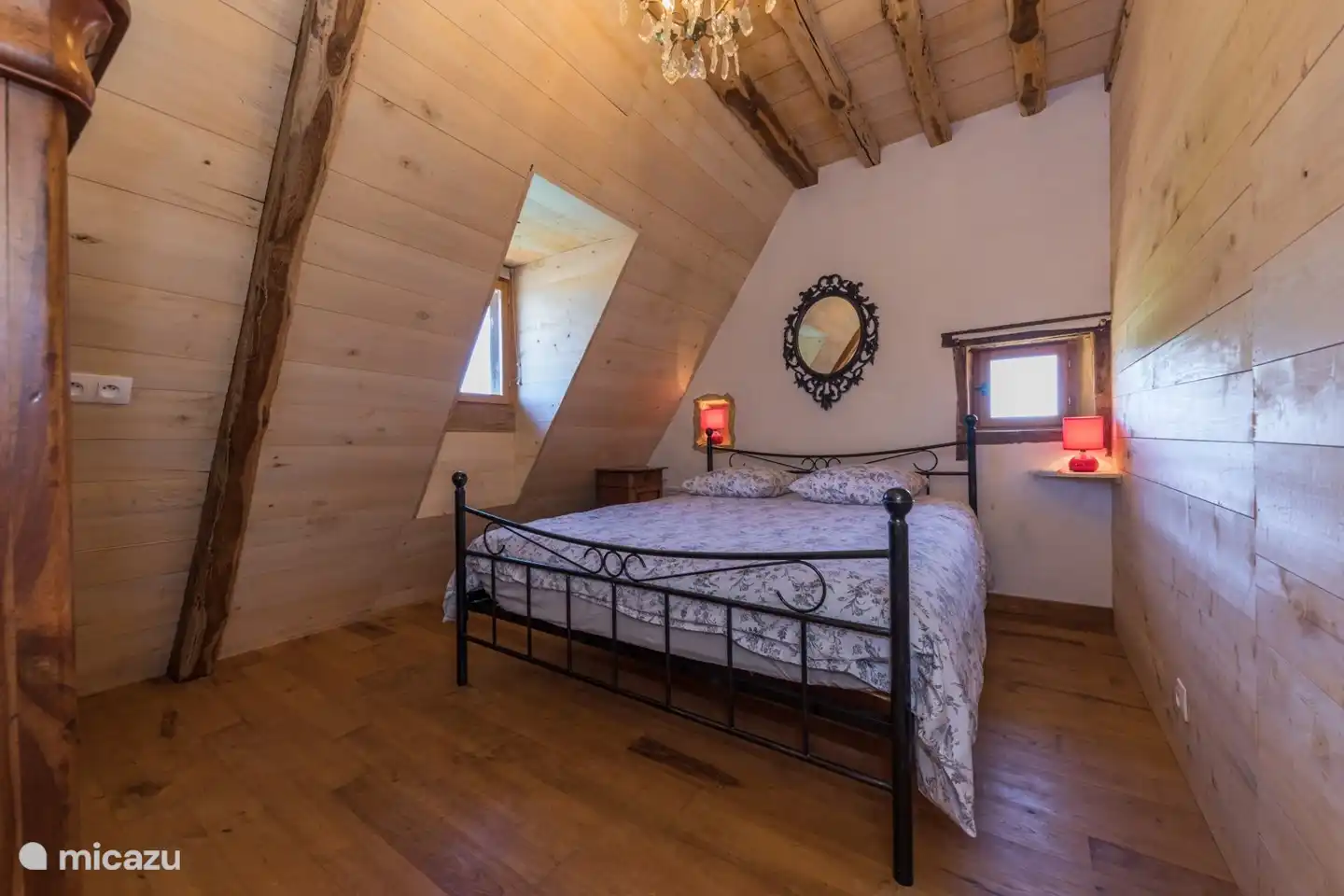 Das Schlafzimmer mit einem Doppelbett