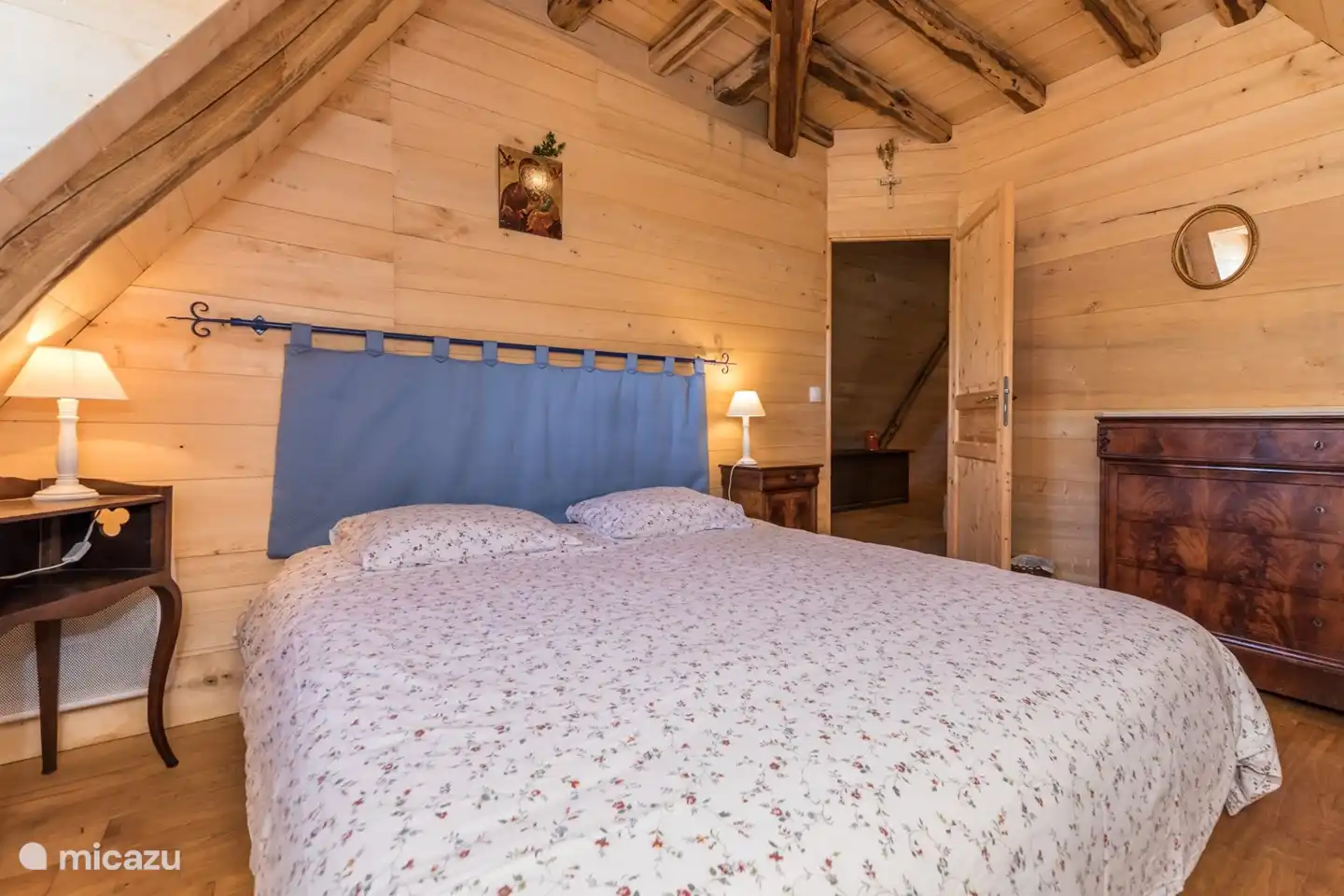 Schlafzimmer mit einem Doppelbett