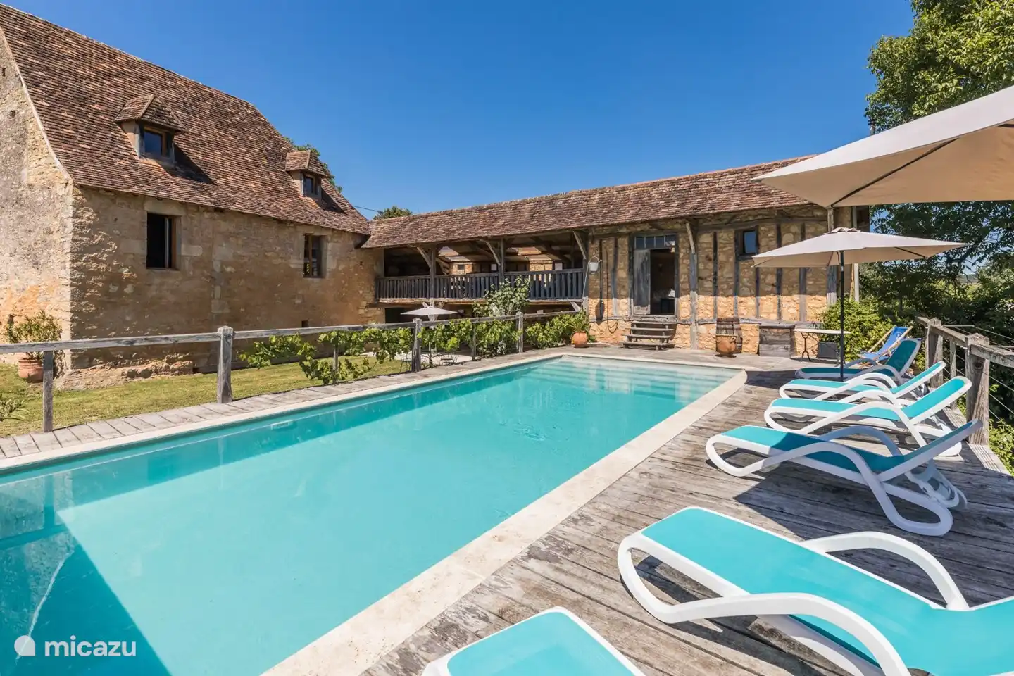 Der großzügige Pool mit genügend Sonnenliegen für alle